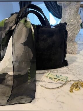 CHANEL 
🔥 Rare Black Chanel shearling tote – hard to find in this condition